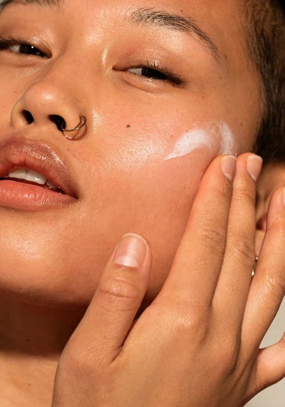 SKIN DEFENCE MULTI-PROTECTION LIGHT ESSENC